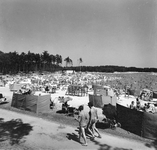 842831 Afbeelding van een overvol strand aan de recreatieplas het Henschotermeer te Woudenberg.